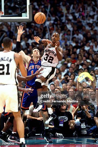 Sean Elliott of the San Antonio Spurs throws a pass against Chris Duddley of the New York Knicks in Game Two of the 1999 NBA Finals played at the...
