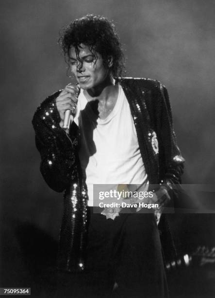 Mj Singer 951 Michael Jackson Singing Stock Photos, High-Res Pictures, and Images ...