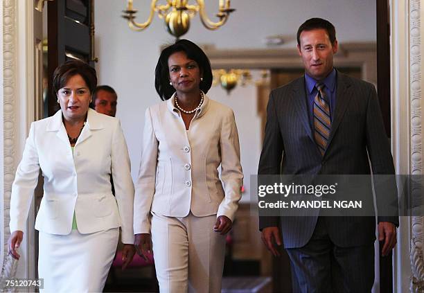 Washington, UNITED STATES: US Secretary of State Condoleezza Rice , Canadian Foreign Minister Peter MacKay and Mexican Foreign Minister Patricia...