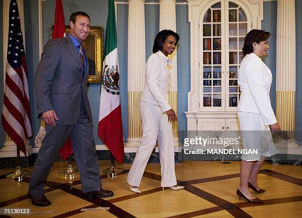Washington, UNITED STATES: US Secretary of State Condoleezza Rice , Canadian Foreign Minister Peter MacKay and Mexican Foreign Minister Patricia...