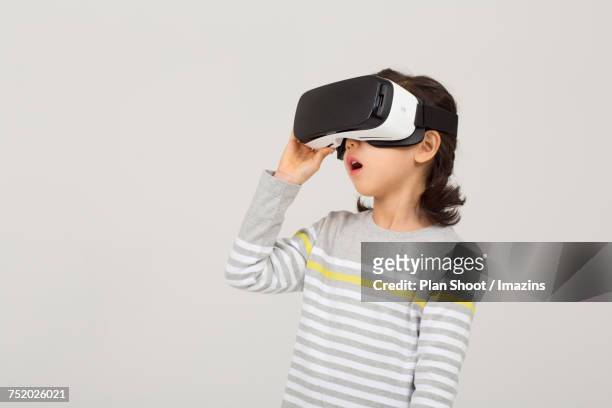 a girl enjoying vr - newtechnology stockfoto's en -beelden