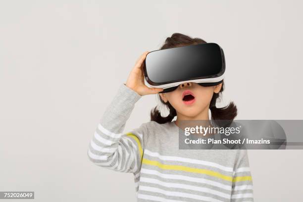 a girl enjoying vr - newtechnology stock pictures, royalty-free photos & images