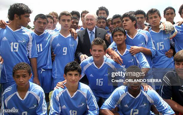 El presidente de la Federacion Internacional de Futbol Asociado , Joseph Blatter , saluda a jugadores de la seleccion de futbol Sub-17, en las...