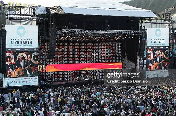 Musician Paul Kelly performs on stage at the Australian leg of the Live Earth series of concerts, at Aussie Stadium, Moore Park on July 7, 2007 in...