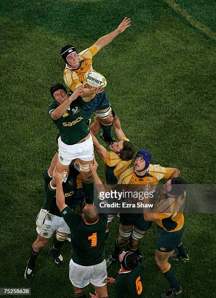 Albert Van Den Berg of the Springboks and Dan Vickerman of the Wallabies contest a line out during the 2007 Tri Nations match between Australian...