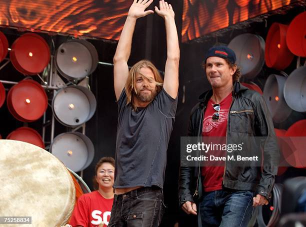 Drummers Taylor Hawkins and Chad Smith perform on stage during the Live Earth London concert, at Wembley Stadium on July 7, 2007 in London, England....