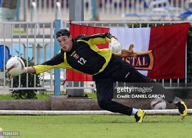 Barquisimeto, VENEZUELA: Peruvian goalkeeper George Forsyth stops the ball during a training session at the Italo-Venezuelan Club in Barquisimeto,...