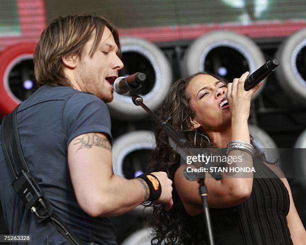 East Rutherford, UNITED STATES: US musicians Keith Urban and Alicia Keys perform during the Live Earth concert 07 July 2007 at Giants Stadium in East...