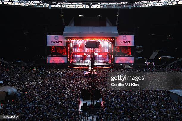 Dave Grohl of American rock band Foo Fighters performs on stage during the Live Earth concert held at Wembley Stadium on July 7, 2007 in London. Live...