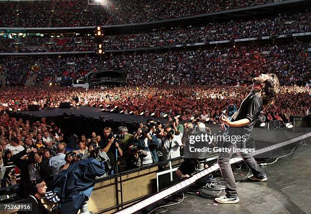 Dave Grohl of Foo Fighters performs on stage during the Live Earth concert at Wembley Stadium on July 7, 2007 in London, England. Live Earth is a...