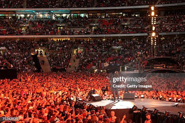 Dave Grohl of Foo Fighters performs on stage during the Live Earth concert at Wembley Stadium on July 7, 2007 in London, England. Live Earth is a...