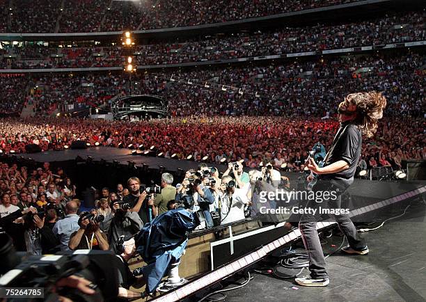 Dave Grohl of Foo Fighters performs on stage during the Live Earth concert at Wembley Stadium on July 7, 2007 in London, England. Live Earth is a...