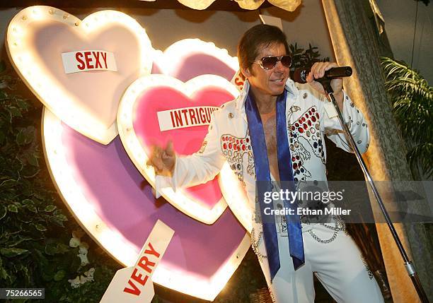 Elvis Presley impersonator Roland August performs during a commitment ceremony at the Viva Las Vegas Wedding Chapel July 7, 2007 in Las Vegas,...