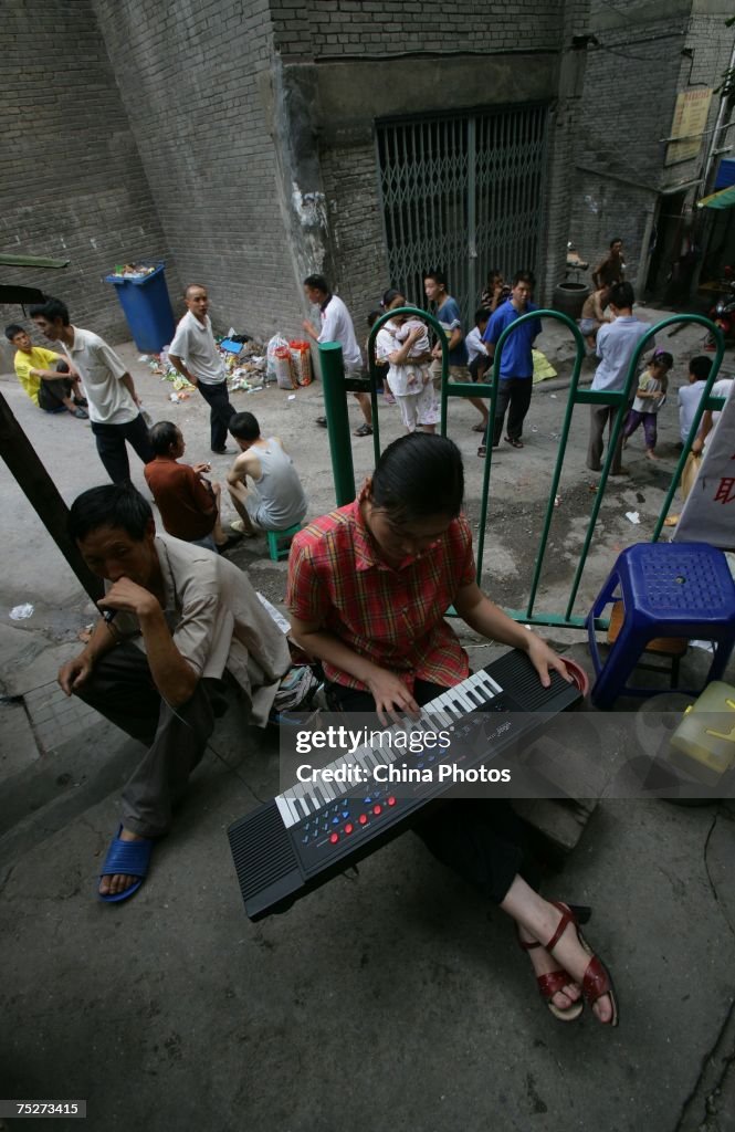 Chongqing Opened Funk Holes For Low-income People To Avoid Heatwave