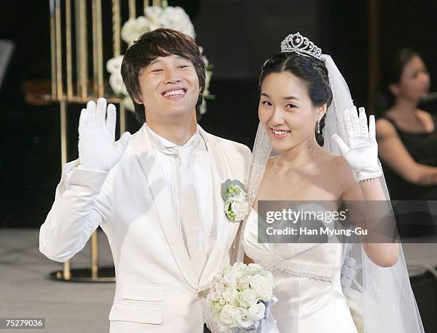 14 Cha Tae Hyun And Choi Suk Eun Wedding June 1 2006 Stock Photos, High