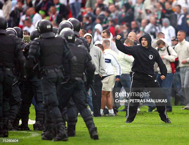 Lithuanian riot police face angry supporters during the Intertoto match between Lithuania's Vetra and Poland's Legia in Vilnius, 08 July 2007....