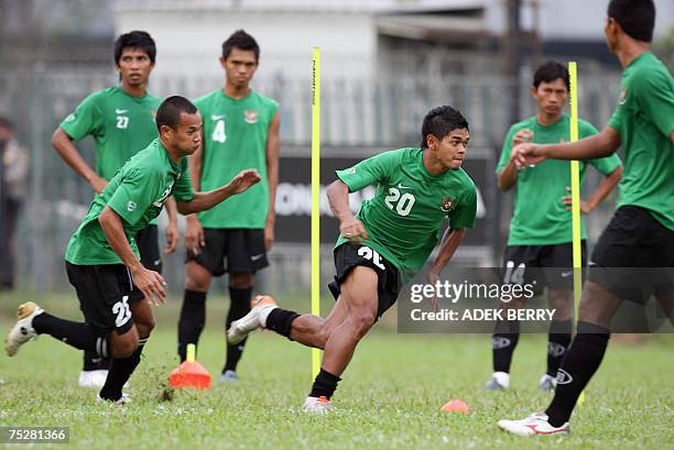 Jakarta, Java, INDONESIA: Indonesian national football team player Bambang Pamungkas runs with teammates during a training session in Jakarta, 09...