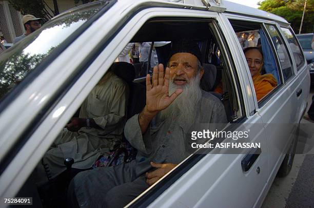 Head of the Pakistani EDHI trust Abdul Sattar Edhi and his wife Bilqees Edhi wave to media representatives as they arrive for meeting with Red Mosque...