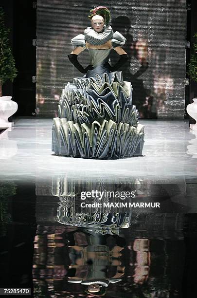 Moscow, RUSSIAN FEDERATION: A model displays a creation by Russian fasion designer Valentin Yudashkin during the haute couter fall-winter 2007-2008...