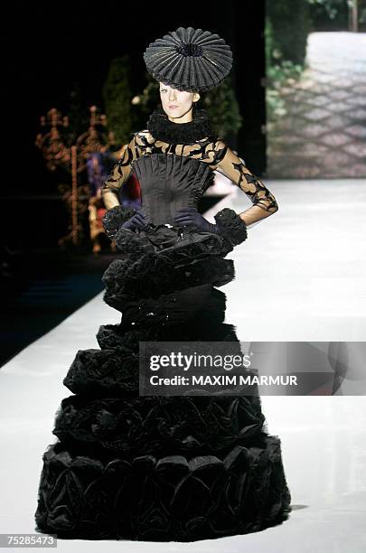 Moscow, RUSSIAN FEDERATION: A model displays a creation by Russian fasion designer Valentin Yudashkin during the haute couter fall-winter 2007-2008...