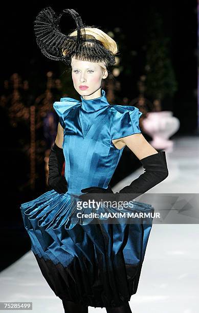 Moscow, RUSSIAN FEDERATION: A model displays a creation by Russian fasion designer Valentin Yudashkin during the haute couter fall-winter 2007-2008...