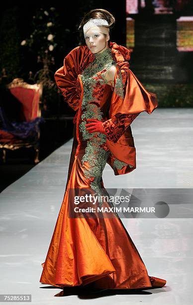 Moscow, RUSSIAN FEDERATION: A model displays a creation by Russian fasion designer Valentin Yudashkin during the haute couter fall-winter 2007-2008...