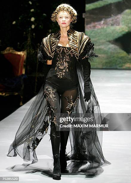 Moscow, RUSSIAN FEDERATION: A model displays a creation by Russian fasion designer Valentin Yudashkin during the haute couter fall-winter 2007-2008...