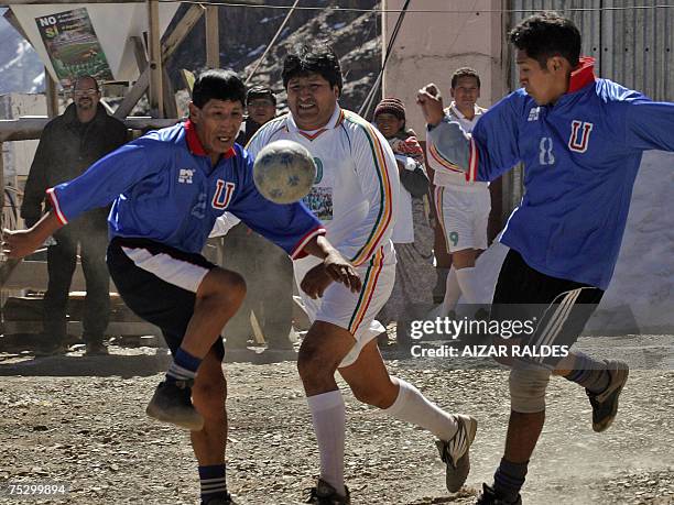 Evo Morales Ayma presidente de Bolivia trata de dominar el balon ante la marca de dos rivales el 01 de junio de 2007 durante un partido de futbol en...