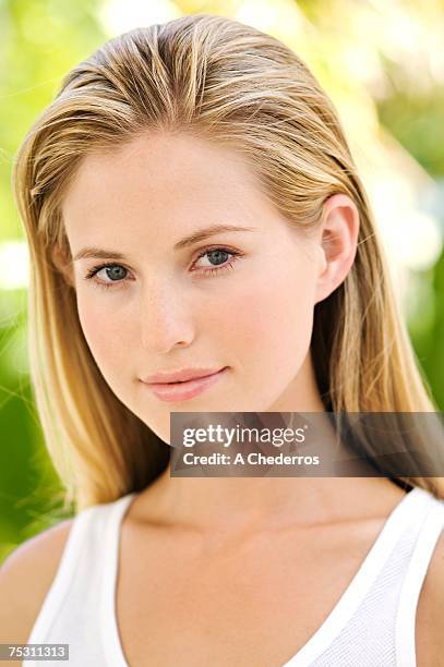 portrait of a young woman looking at the camera, outdoors - shiny straight hair stock pictures, royalty-free photos & images