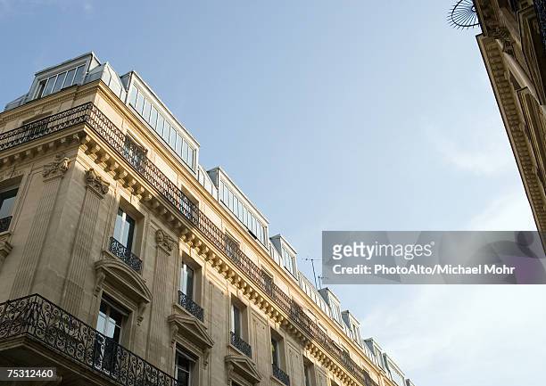 paris, france, apartment building, low angle view - low angle view imagens e fotografias de stock