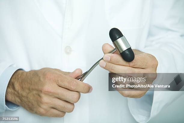 doctor holding reflex hammer, close-up of hands - martelo de reflexo - fotografias e filmes do acervo