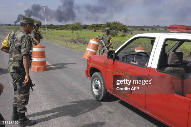 Soldados mexicanos controlan el acceso al sitio de la explosion en un gasoducto de la empresa estatal Petroleos Mexicanos el 10 de julio de 2007 en...