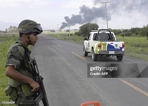 Soldados mexicanos controlan el acceso al sitio de la explosion en un gasoducto de la empresa estatal Petroleos Mexicanos el 10 de julio de 2007 en...
