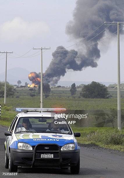 Policias mexicanos vigilan la ruta cercana a un gasoducto en llamas, perteneciente a la empresa estatal Petroleos Mexicanos , despues que el mismo...