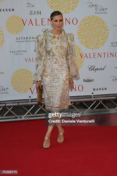 Sarah Jessica Parker arrives at the Ara Pacis for Valentino's Exhibition opening on July 6, 2007 in Rome, Italy.