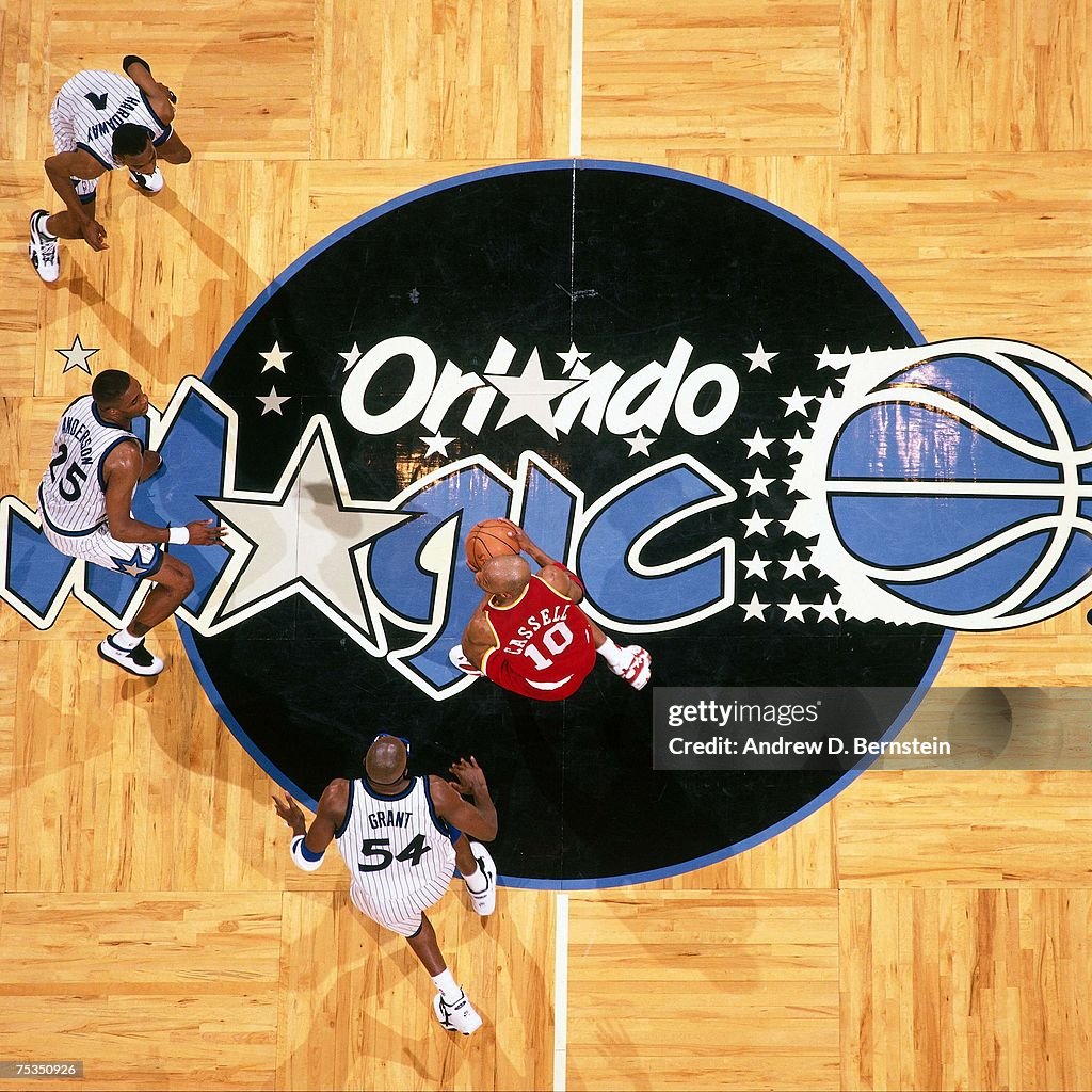 1995 Rockets Final Sam Cassell of the Houston Rockets looks to pass against Nick... News ...