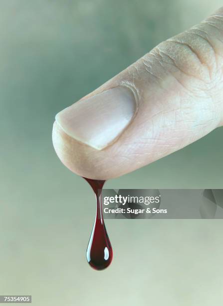 blood dripping from man's finger, close-up - goutte de sang photos et images de collection