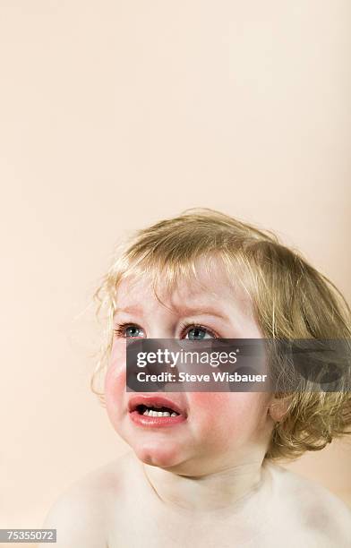 baby girl (21-24 months) crying, close-up - female 18 21 blonde blue eyes stock-fotos und bilder