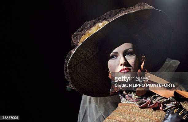 Model displays a creation by italian designer Raffaella Curiel 10 July 2007 as part of her Fall/Winter 2008 Haute Couture collection in Rome's...