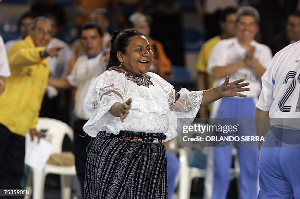La premio Nobel de la Paz 1992 y candidata presidencial por el partido Encuentro por Guatemala, Rigoberta Menchu Tum celebra un gol en Ciudad de...