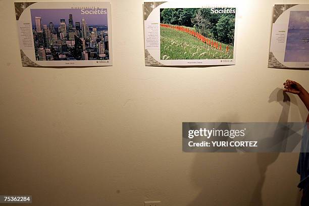 Un nino observa fotografias el 11 de julio de 2007 de la muestra "Humanidad y biodiversidad, nuestras vidas estan unidas" en el Museo Nacional en San...