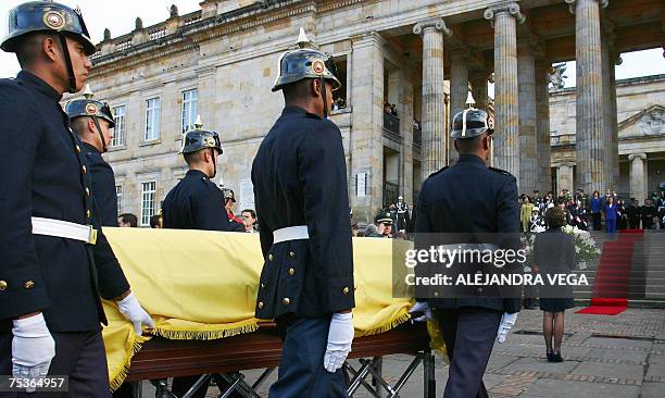 Soldados escoltan al feretro del ex presidente Alfonso Lopez Michelsen hasta el Congreso el 11 de julio de 2007 en Bogota. Lopez Michelsen, que fue...