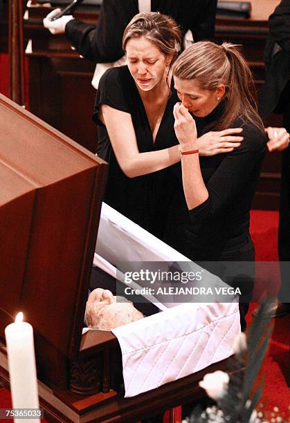 Maria Lopez , nieta del ex presidente Alfonso Lopez Michelsen , llora junto a su feretro en la sede del Congreso colombiano el 11 de julio de 2007 en...