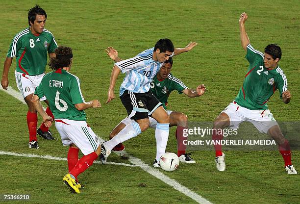 Puerto Ordaz, VENEZUELA: Argentina's Juan Roman Riquelme controls the ball surrounded by Mexico's Israel Castro , Jonny Magallon , Gerardo Torrado...