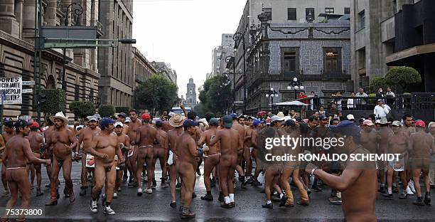 Peasants, members of the "400 Pueblos" mouvement protest in Mexico City 11 July 2007, against the dispossession of lands in the Veracruz State,...