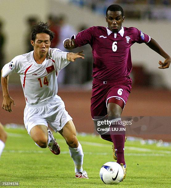 Qatar's Meshal Budawood and Vietnamese Le Tan Tai fight for the ball during the Vietnam vers Qatar group B match of the Asian Cup 2007 football...