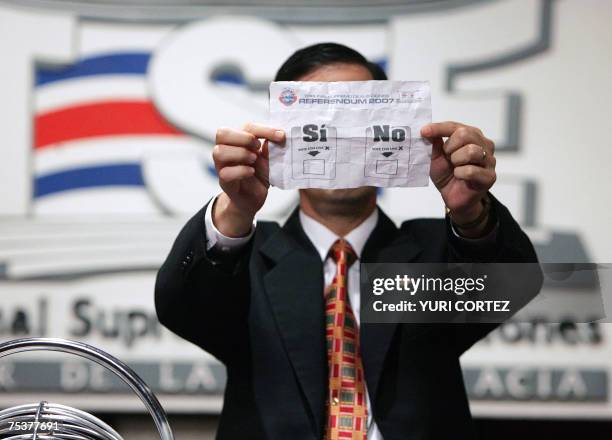 El presidente del Tribunal Supremo de Elecciones, Luis Antonio Sobrado muestra el boceto de una boleta 12 de julio de 2007 con las propuestas por el...