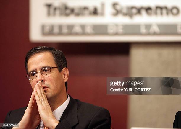 El presidente del Tribunal Supremo de Elecciones, Luis Antonio Sobrado participa el 12 de julio de 2007 de un acto oficial para anunciar la...