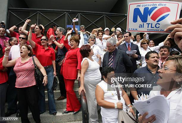 Opositores a la firma de un Tratado de Libre Comercio con Estados Unidos protestan 12 de julio de 2007 fuera del edificio del Tribunal Supremo de...