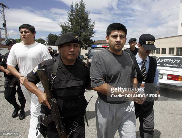 Los hermanos Adrian y Kelmer Morales Acevedo son custodiados por agentes de la Policia Nacional Civil y de la Direccion General de Migracion, a su...